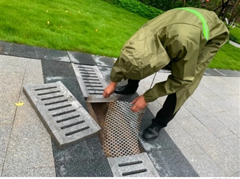 暴雨侵襲，他們在雨中“逆行”守護萬(wàn)家平安！