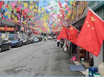 紅紅火火，喜迎國慶節——融通地產(chǎn)物管四川分公司中新建材市場(chǎng)舉行“迎國慶 掛國旗”活動(dòng)